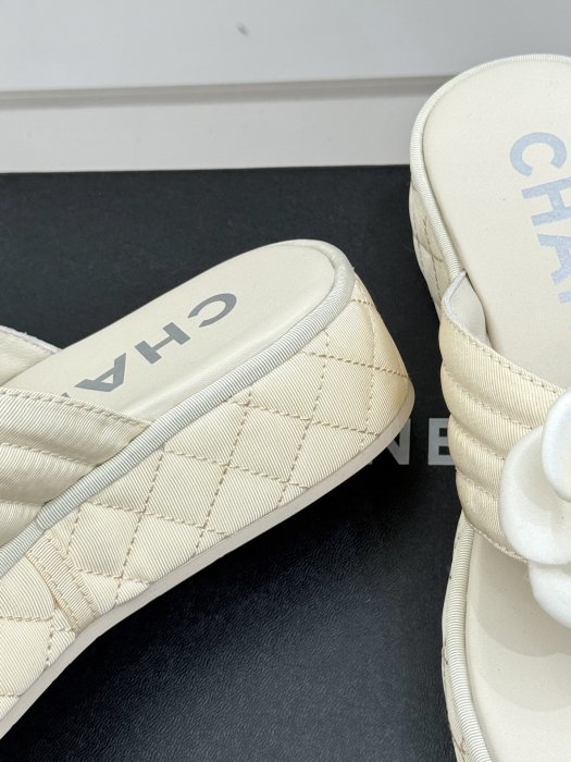 Шлепанцы женские фото 6