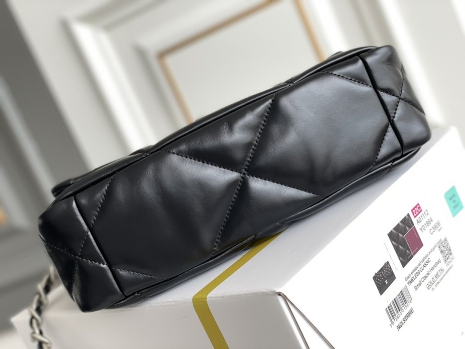 A bag Chanel 19 across shoulder from chain, black фото 4