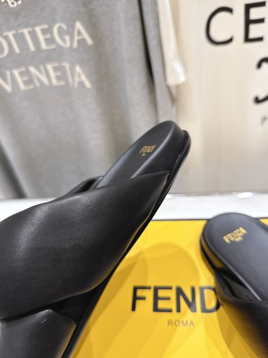 Шлепанцы женские фото 8