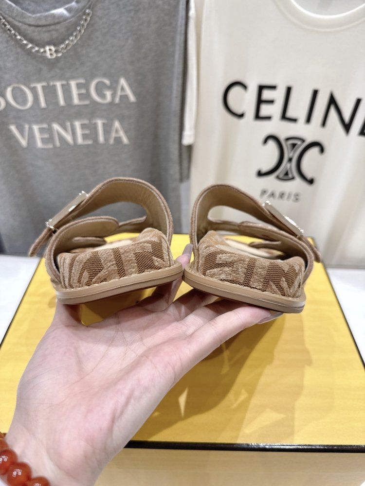 Шльопанці жіночі фото 8