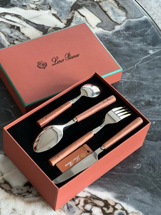 Набор столовых приборов из древесины махагони