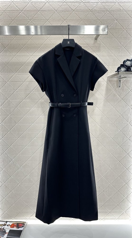 Платье с отворотом и широкими рукавами