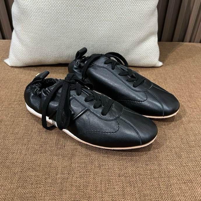 Кросівки жіночі