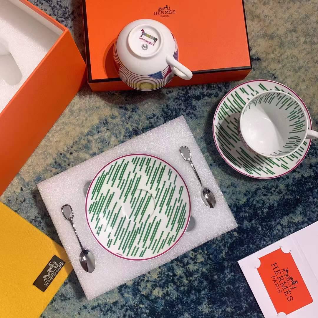 Набор фарфоровой посуды из серии Hippomobile