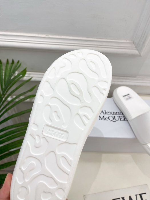 Шльопанці жіночі фото 9