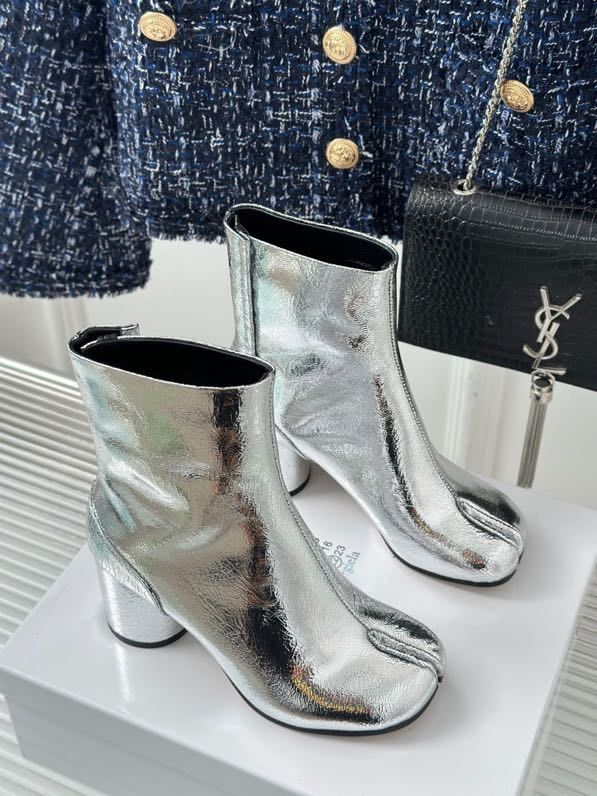 Кожаные женские ботинки с раздвоенным носком серебряные фото 4