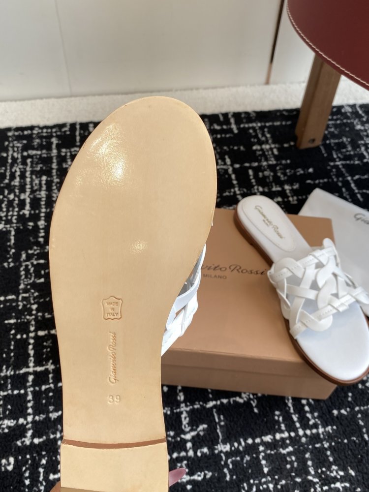 Шльопанці жіночі фото 9