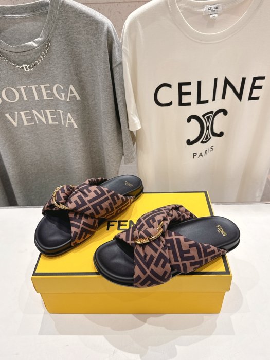 Шлепанцы женские фото 3