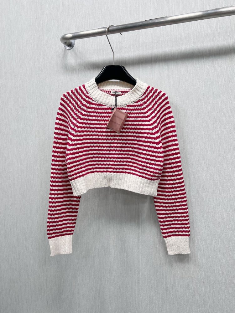 Knitted pullover at strip
