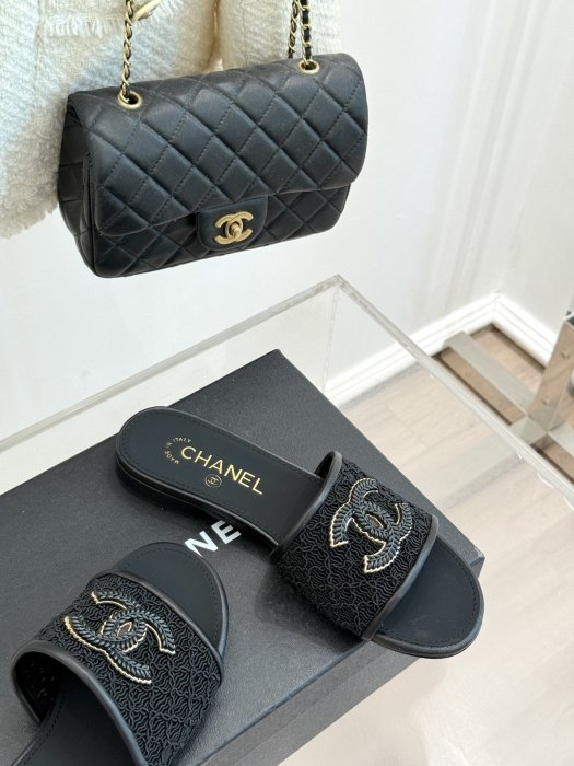 Шлепанцы женские фото 5