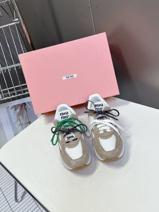 Кроссовки женские