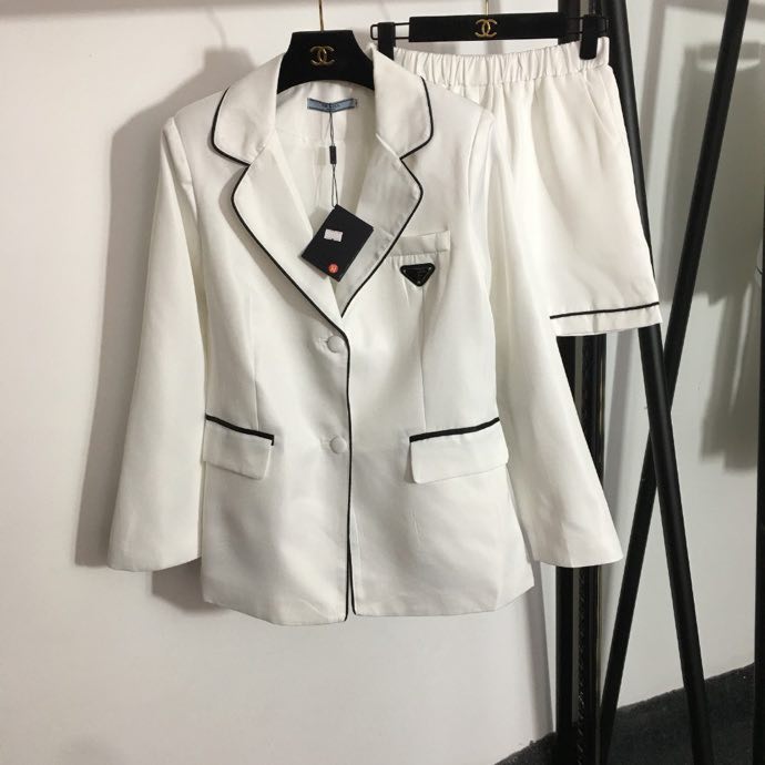 Жіночий білий костюм (піджак і шорти)