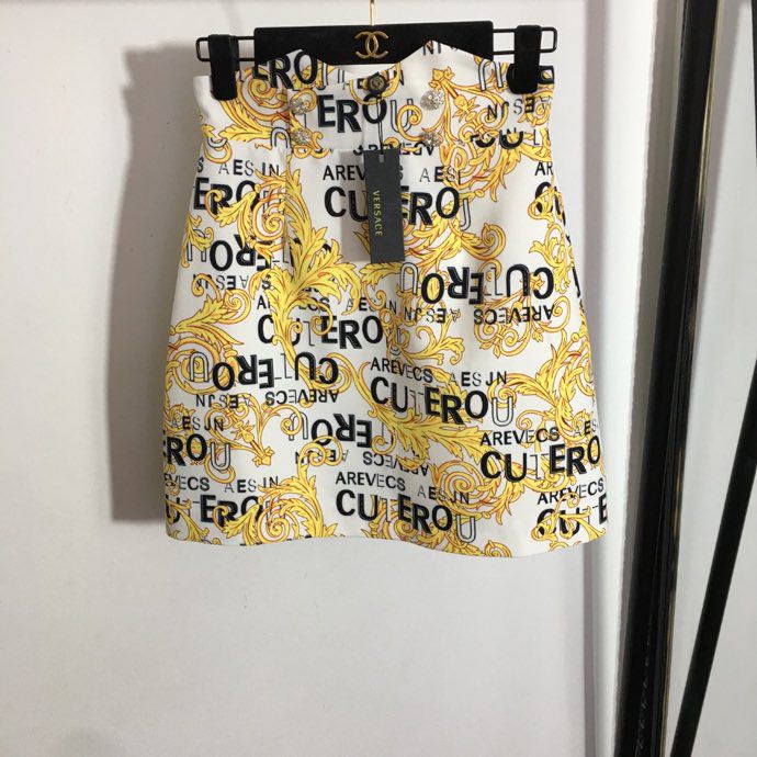 Short skirt from high waist and print