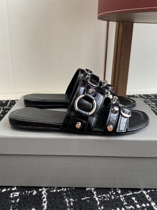 Шлепанцы женские фото 2