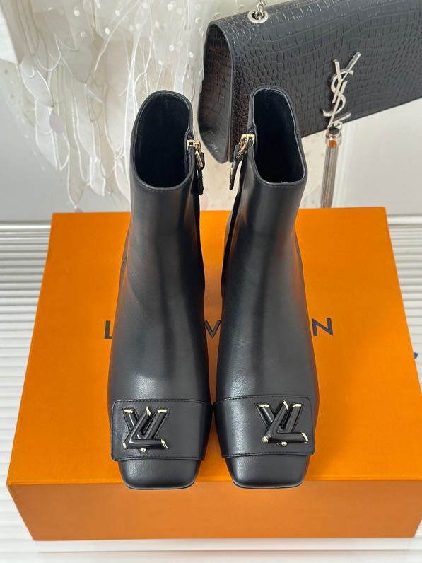 Boots women's leather on heel 5.5 cm фото 4