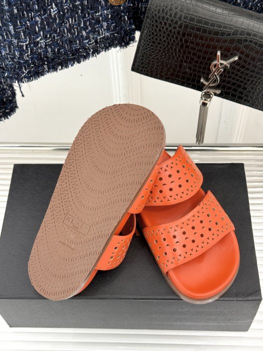 Шлепанцы женские фото 9