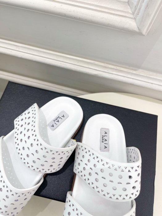 Шлепанцы женские фото 7