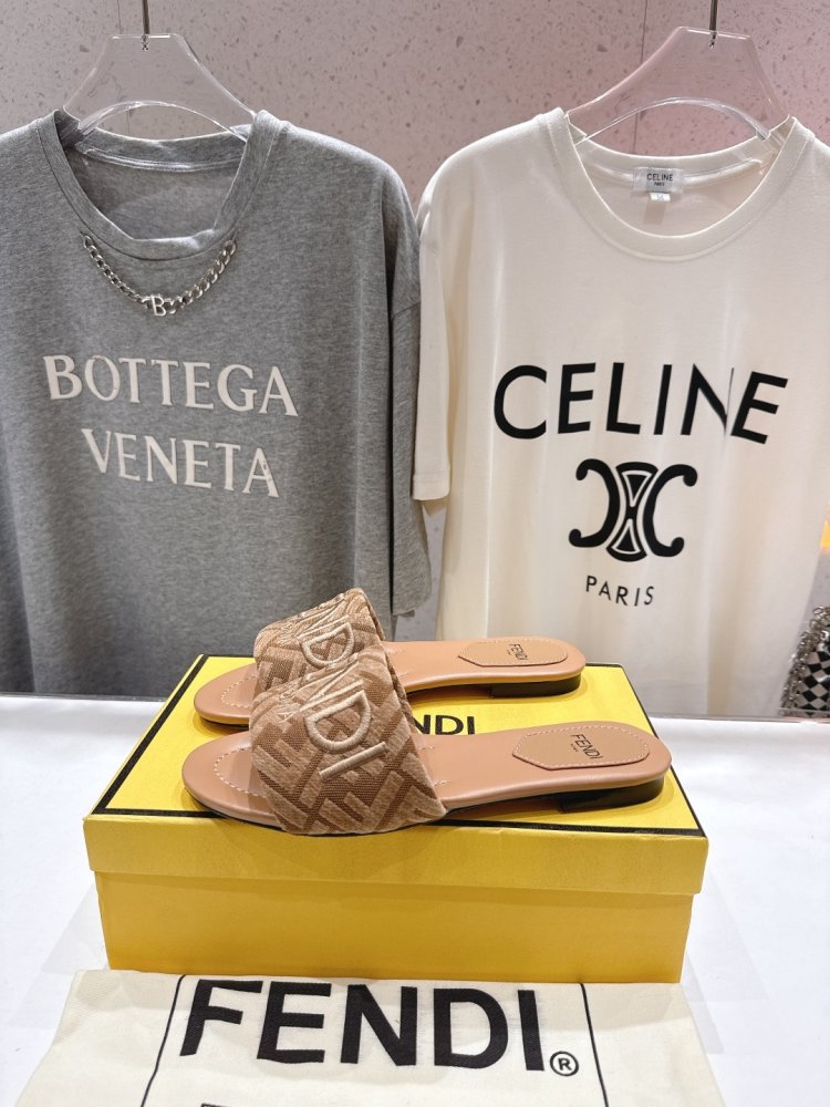 Шлепанцы женские фото 4