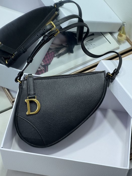 A bag women's Dior Saddle 20 cm