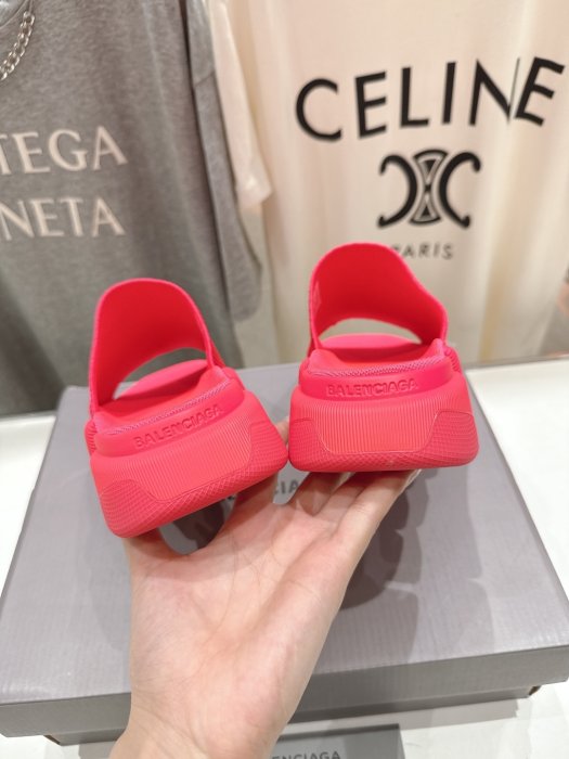 Шлепанцы женские фото 7