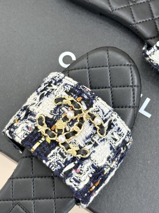 Шлепанцы женские фото 7