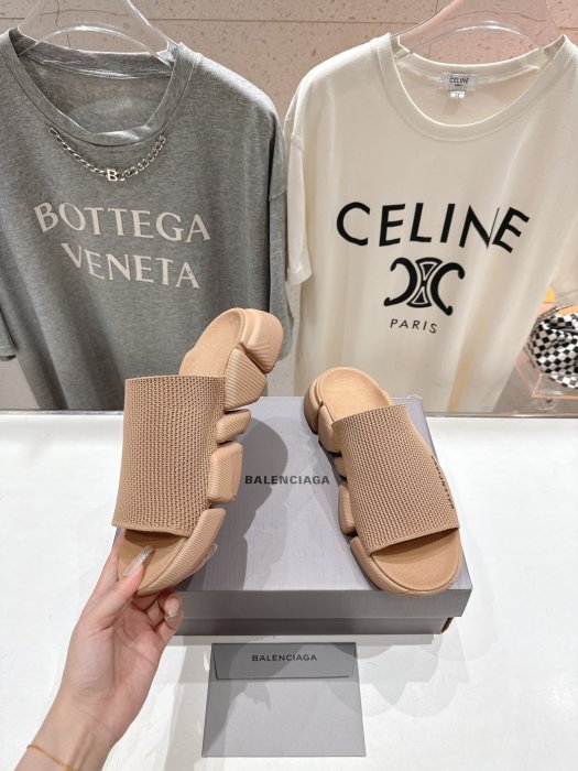 Шлепанцы женские фото 4