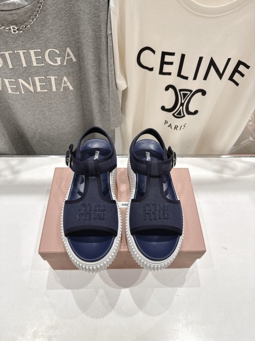 Сандалі жіночі