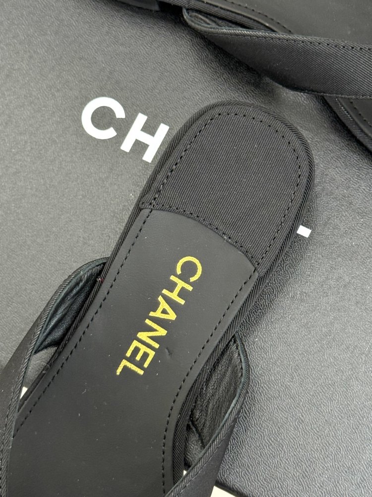 Шльопанці жіночі фото 8