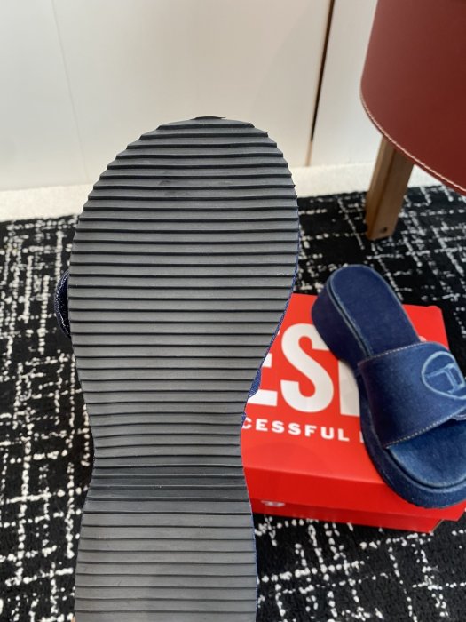 Шльопанці жіночі фото 9