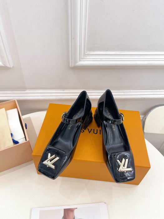 Shoes women s Louis Vuitton buy for 155 EUR in the UKRFashion store. luxury goods brand Louis Vuitton. Best quality