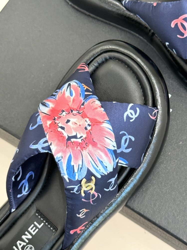 Шльопанці жіночі фото 7