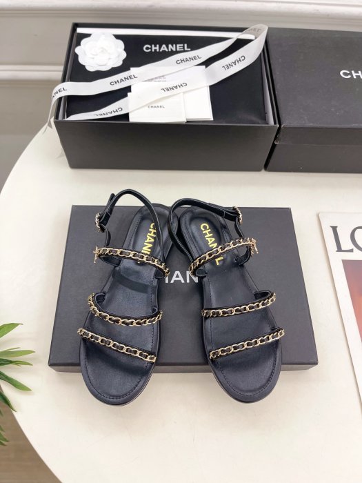 Сандалі жіночі