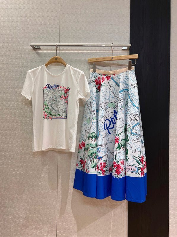 Long skirt and T-shirt women's