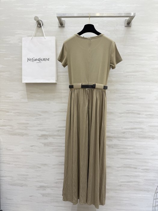 Платье средней длины с короткими рукавами и поясом фото 6