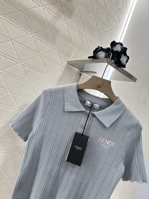 T-shirt women's фото 3