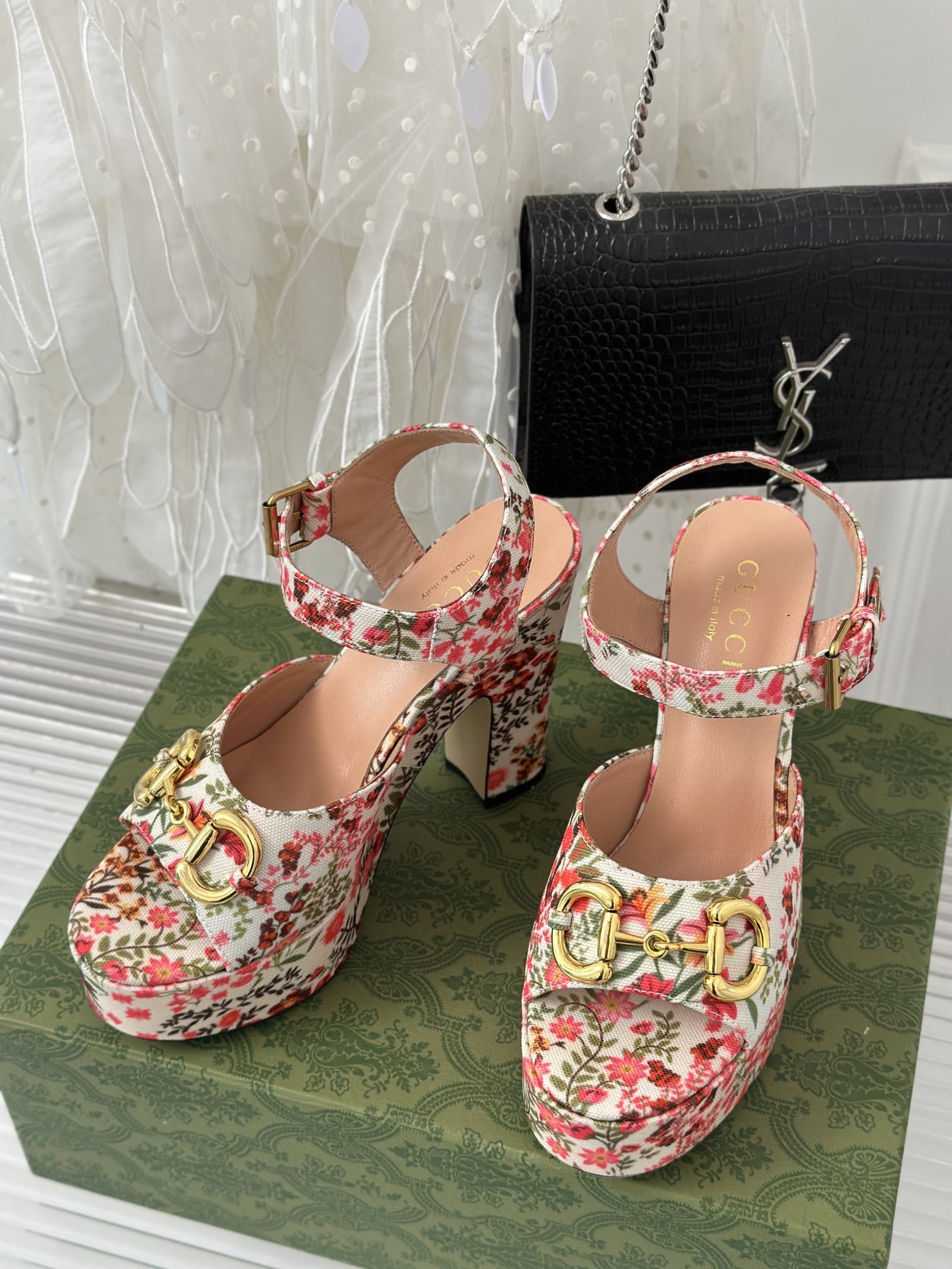 Sandals from flower print on high heel фото 2