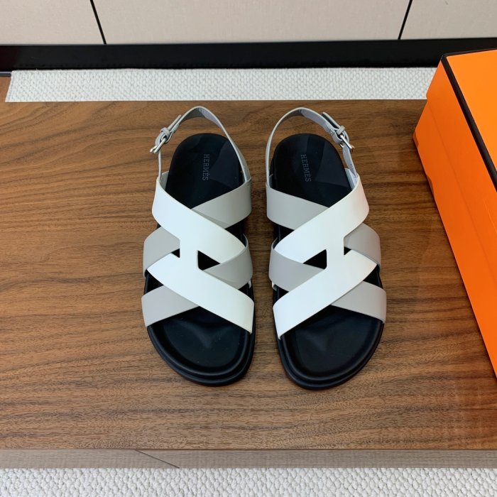 Сандалі жіночі