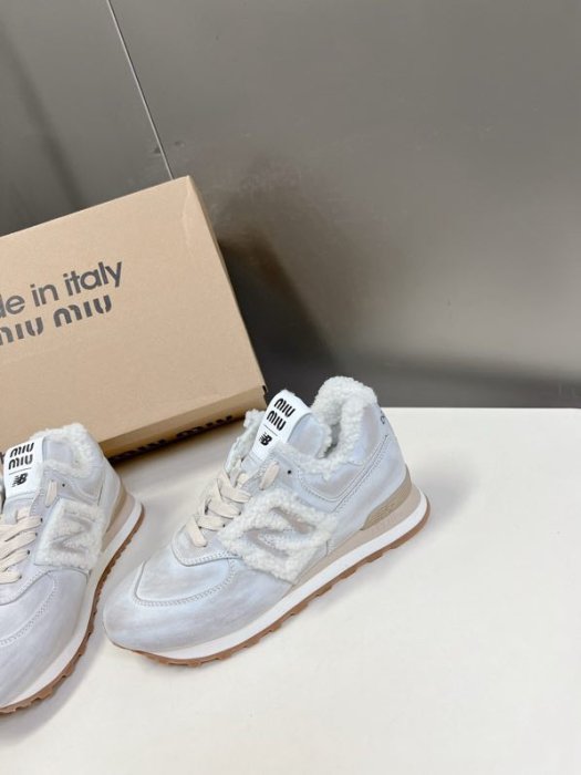 Sneakers women's on fur Miu Miu x New Balance 574 фото 7