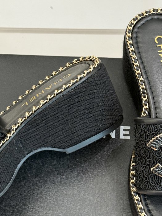 Шлепанцы женские фото 6