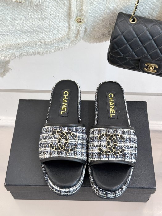 Шлепанцы женские фото 4