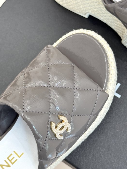 Шлепанцы женские фото 7