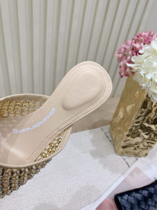 Шлепанцы женские фото 7