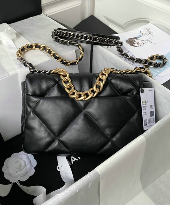 A bag women's Chanel 19 фото 3