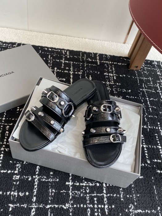 Шлепанцы женские фото 5