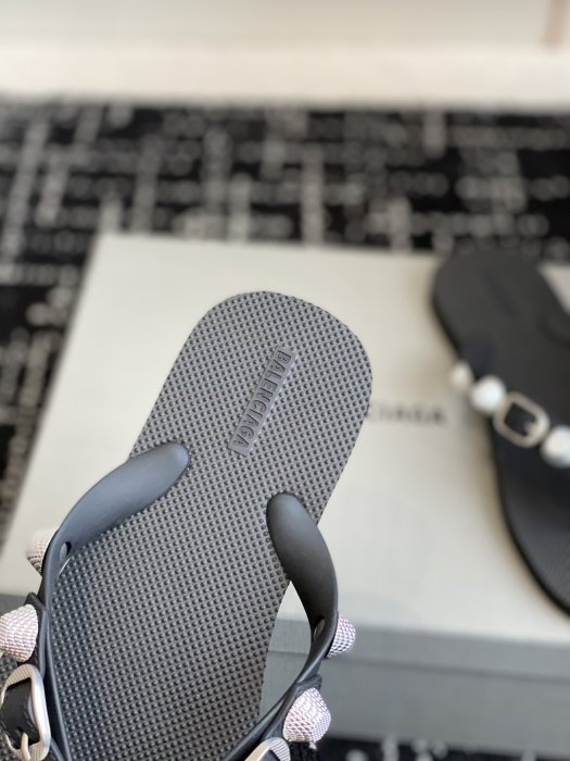 Шлепанцы женские фото 8