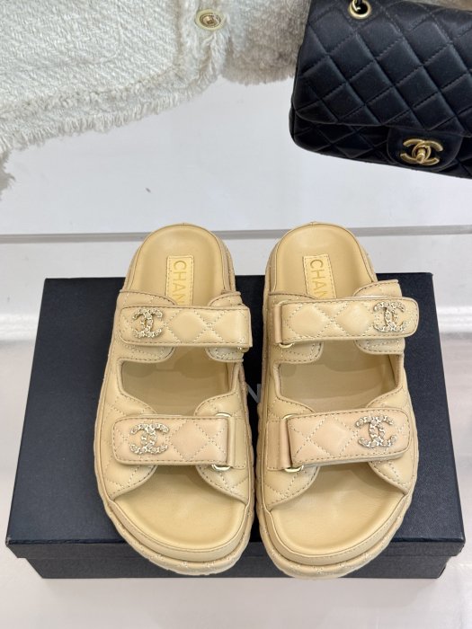 Шлепанцы женские фото 4