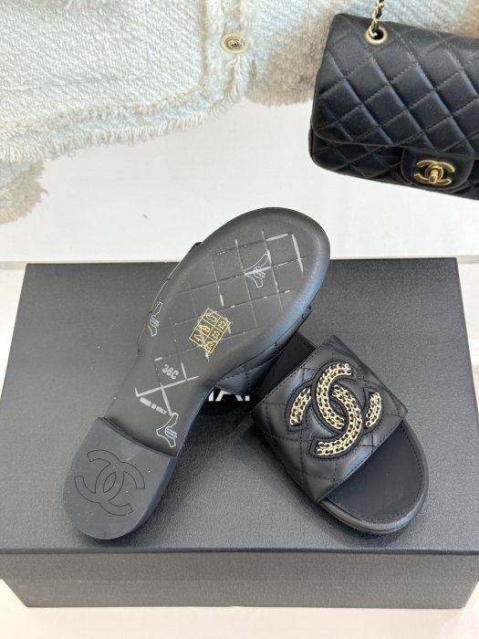 Шлепанцы женские фото 9