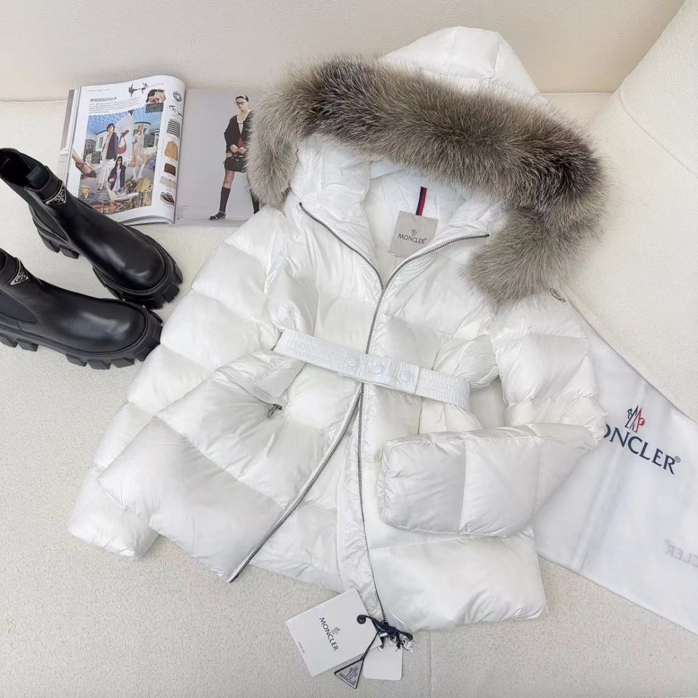 Short female Down jacket from hood of fur raccoon фото 7