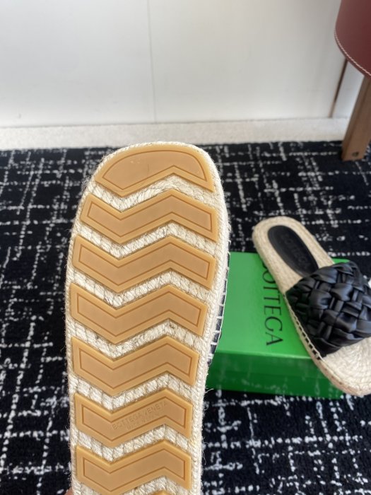 Шлепанцы женские фото 9