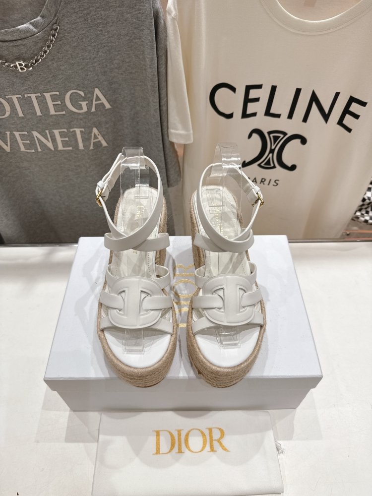 Сандалі жіночі